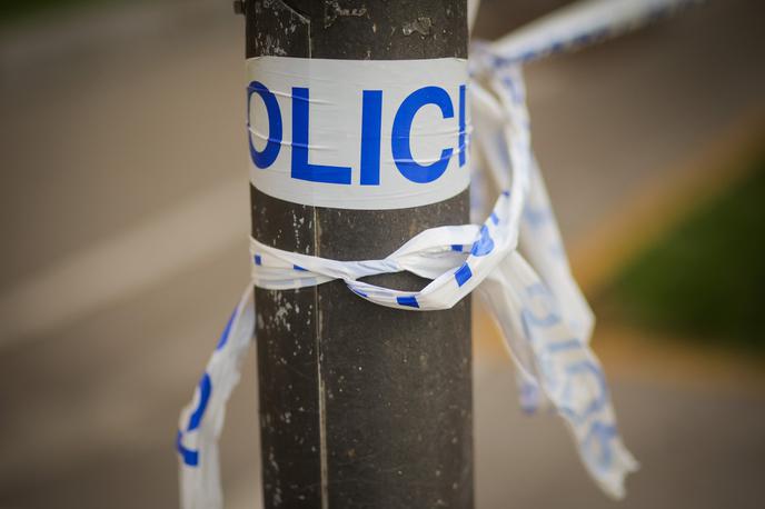 slovenska policija, trak | 82-letni moški je po udarcu mlajšega fanta po navedbah policije padel in z glavo udaril ob tla ter obležal. Po zdravstveni oskrbi v bolnišnici je ponoči umrl. | Foto STA