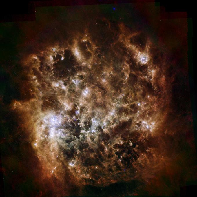 Herschel je v več delih vesolja, na primer na kometih in asteroidih, odkril vodno paro, opazil pa je tudi kar 12,5 milijarde svetlobnih let oddaljeno galaksijo, ki je nastala manj kot 900 milijonov let po Velikem poku. Tole je sicer ena najboljših Herschlovih fotografij, prizor iz galaksije Magellanov oblak. | Foto: Reuters