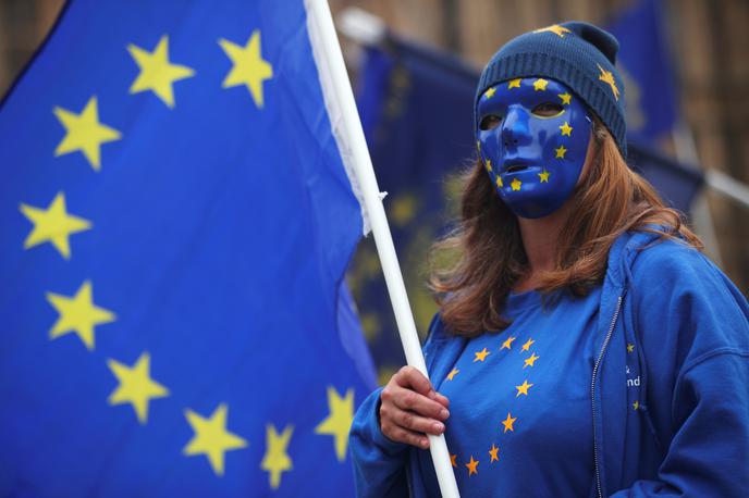 EU zastava | Evropska unija je v zadnjih letih postala zveza držav, ki imajo zelo nasprotujoča si stališča do pomembnih oziroma ideološko občutljivih vprašanj. | Foto Reuters