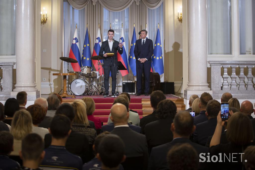 Predsednik Republike Slovenije Borut Pahor je na posebni slovesnosti v predsedniški palači vročil državna odlikovanja, ki so jih prejeli vrhunski športniki Alenka Artnik, Tim Gajser, Tadej Pogačar in Urška Žolnir Jugovar.