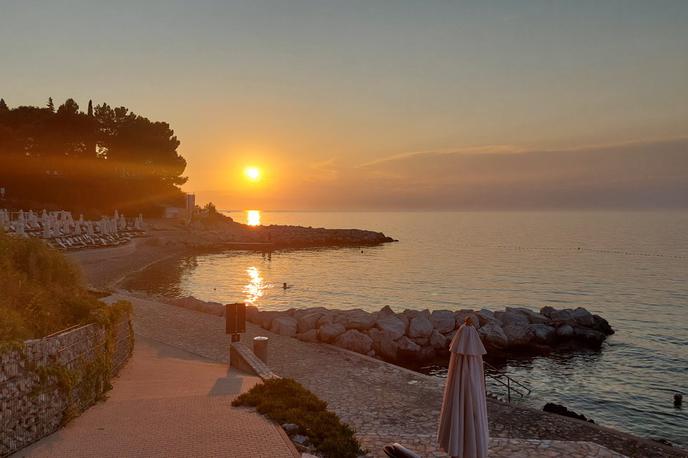 Plaža Alberi pod hotelom Kempinski Adriatic v Savudriji. | Plaža Alberi pod hotelom Kempinski Adriatic v Savudriji, kjer se je v petek zgodil brutalen napad varnostnikov hotela na skupino Slovencev. | Foto Siol.net