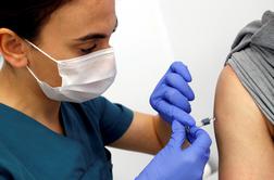V Veliki Britaniji odobrili cepivo Pfizerja in BioNTecha