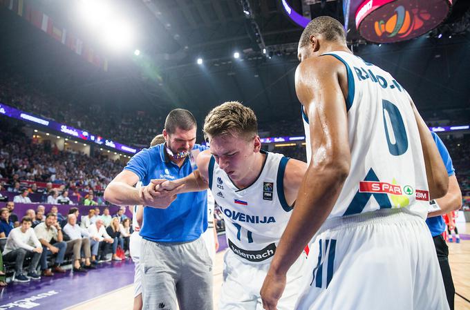 Martin Klešnik (levo) ob poškodbi Luke Dončića v finalu Eurobasketa. | Foto: Vid Ponikvar/Sportida