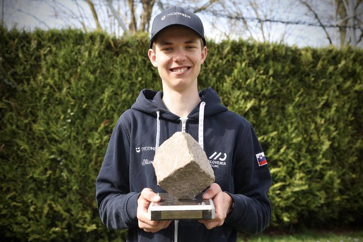 Jakob Omrzel Omrzel z znamenitim tlakovcem z dirke Pariz-Roubaix. | Foto: Ana Kovač