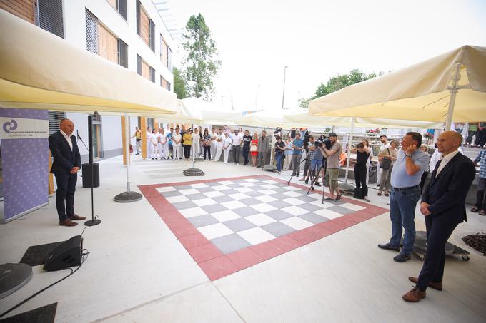 Ljubljanski župan se je junija letos udeležil slavnostnega odprtja dveh novih oddelkov v URI Soča. Na dogodku je bil poleg direktorja bolnišnice Roberta Cuglja tudi minister za zdravje Aleš Šabeder. | Foto: STA ,