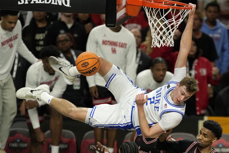 Mladi košarkarski as Cooper Flagg velja za prvega kandidata za prvo mesto na letošnjem naboru lige NBA. V tej sezoni je prejel nagrado za najboljšega igralca v ligi. V povprečju je dosegel 19,2 točk, 7,5 skoka in 4,2 podaje na tekmo. | Foto: Reuters