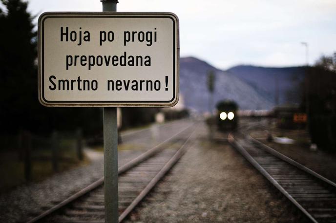 Železniška proga | Po do zdaj zbranih podatkih sta moški in ženska hodila po levi strani železniških tirov.  | Foto STA