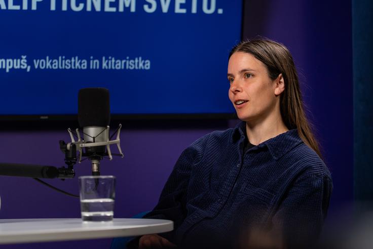 "Globalne pretočne platforme predstavljajo prihodek nekomu drugemu, ne majhnim lokalnim bendom tukaj," pravi Manca Trampuš. | Foto: Luka Petrič