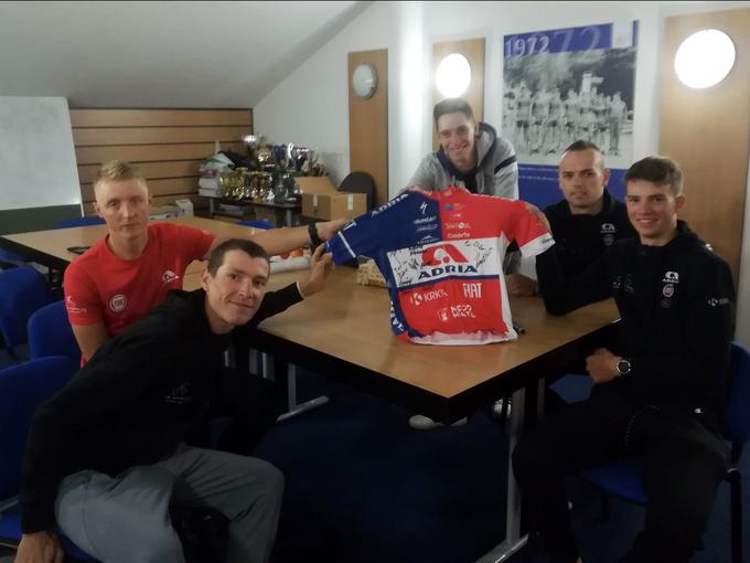 S klubskimi kolegi bodo kolesarski dres s podpisi prodali na dobrodelni dražbi, zbrana sredstva pa namenili dečku Krisu. | Foto: 