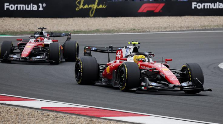 Ferrarija sta večji del dirke vozila kolo ob kolesu. | Foto: Reuters