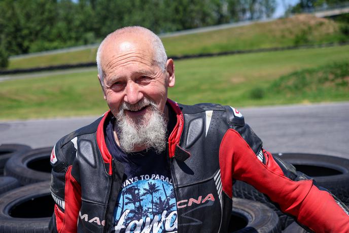 Pri 75 letih še vedno dirka z motorjem: Dokler bom lahko!