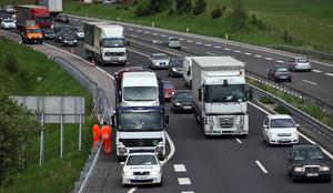 Na štajerski avtocesti poljski tovornjak prebil varnostno ograjo (video)