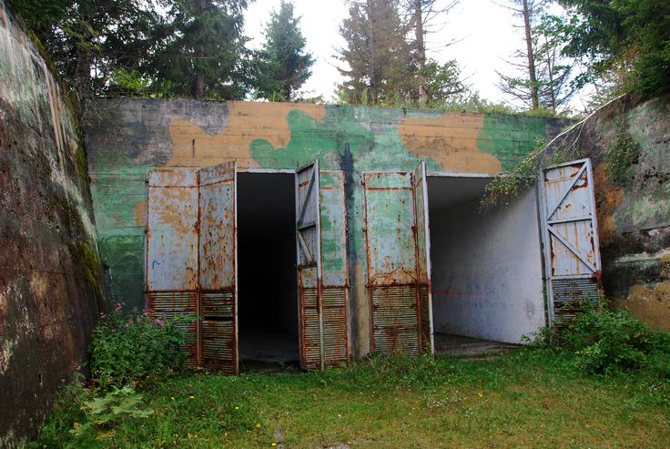 Raketni bunker na Pasji ravni, fotografija je iz leta 2014 | Foto: AndrejS.K, CC BY-SA 4.0, via Wikimedia Commons