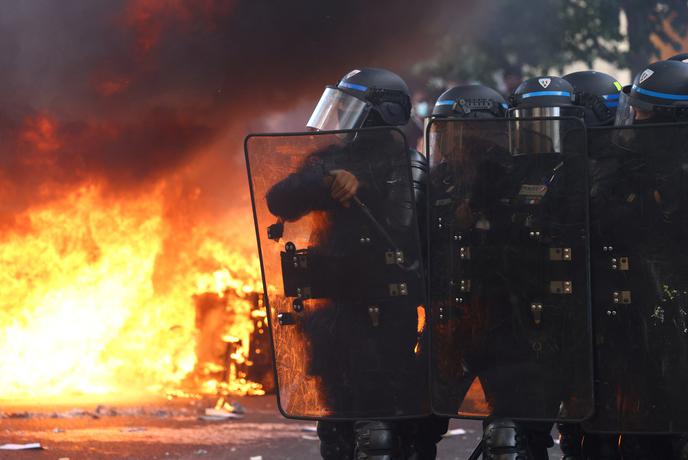 Protesti izbruhnili tudi v Belgiji, v Franciji preko 256 tisoč protestnikov, požganih že sto šol #foto