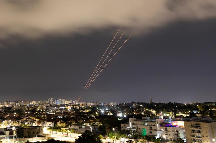 Iran Izrael | V noči na nedeljo je Iran z več kot 300 droni, manevrirnimi izstrelki in balističnimi raketami izvedel napade na Izrael. | Foto Reuters