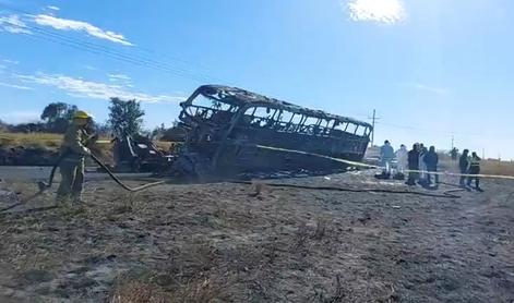V nesreči avtobusa in tovornjaka zgorelo 19 ljudi #video