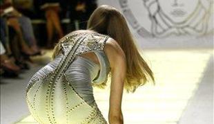 Versace s presežki v Milanu in pred sodelovanjem s H&M