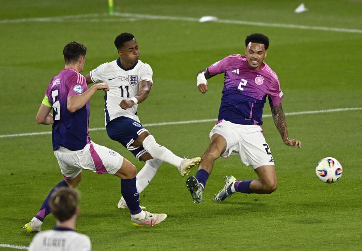 Omari Hutchinson je zadel v 25. minuti in Anglija je povedla z 2:0 | Foto: Reuters