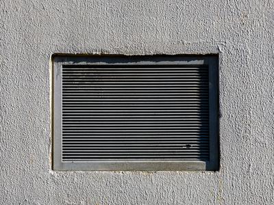 Zračnik na meji terase: kdaj sosed posega v vašo zasebnost? #pravni nasvet