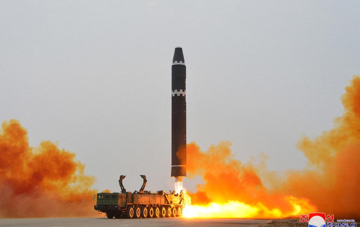 balistična, medcelinska raketa, S Koreja | Gre za novo razkazovanje vojaških zmožnosti Severne Koreje. | Foto Reuters