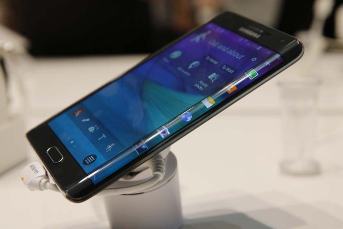 Samsung Galaxy Note 7R se bo od svojega predhodnika Galaxy Note 7 (na sliki) po specifikacijah razlikoval le po akumulatorju, prednaloženem operacijskem sistemu - in ceni. Novinec bo predvidoma približno pol cenejši kot izvirna sedmica. | Foto: Reuters