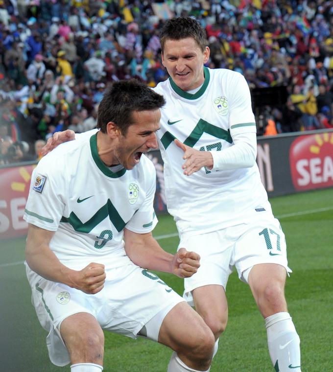 Tako se je na SP 2010 na tekmi proti ZDA razveselil zadetka njegovega reprezentančnega "cimra" in nekdanjega sošolca Zlatana Ljubijankića. | Foto: Guliverimage