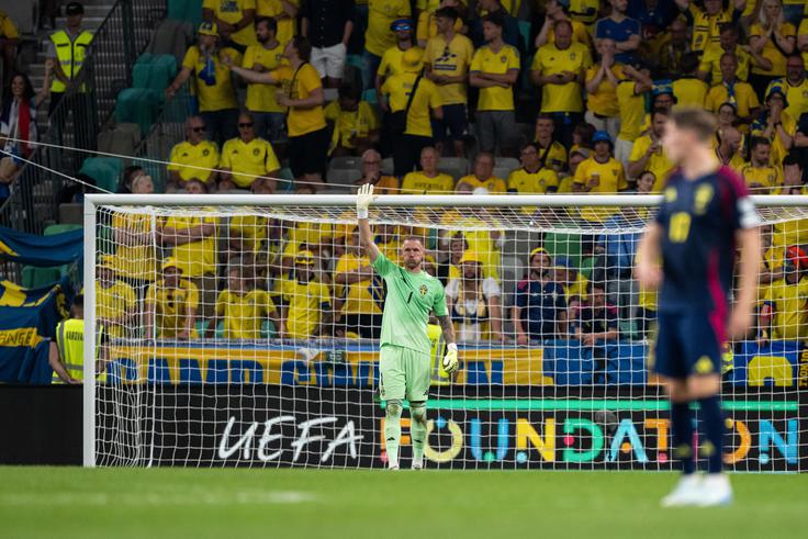 Robin Olsen se je po ponesrečenem posredovanju ob strelu Sandija Lovrića, ko se mu je žoga ob nogi pretihotapila v gol, opravičil soigralcem in navijačem. | Foto: Guliverimage