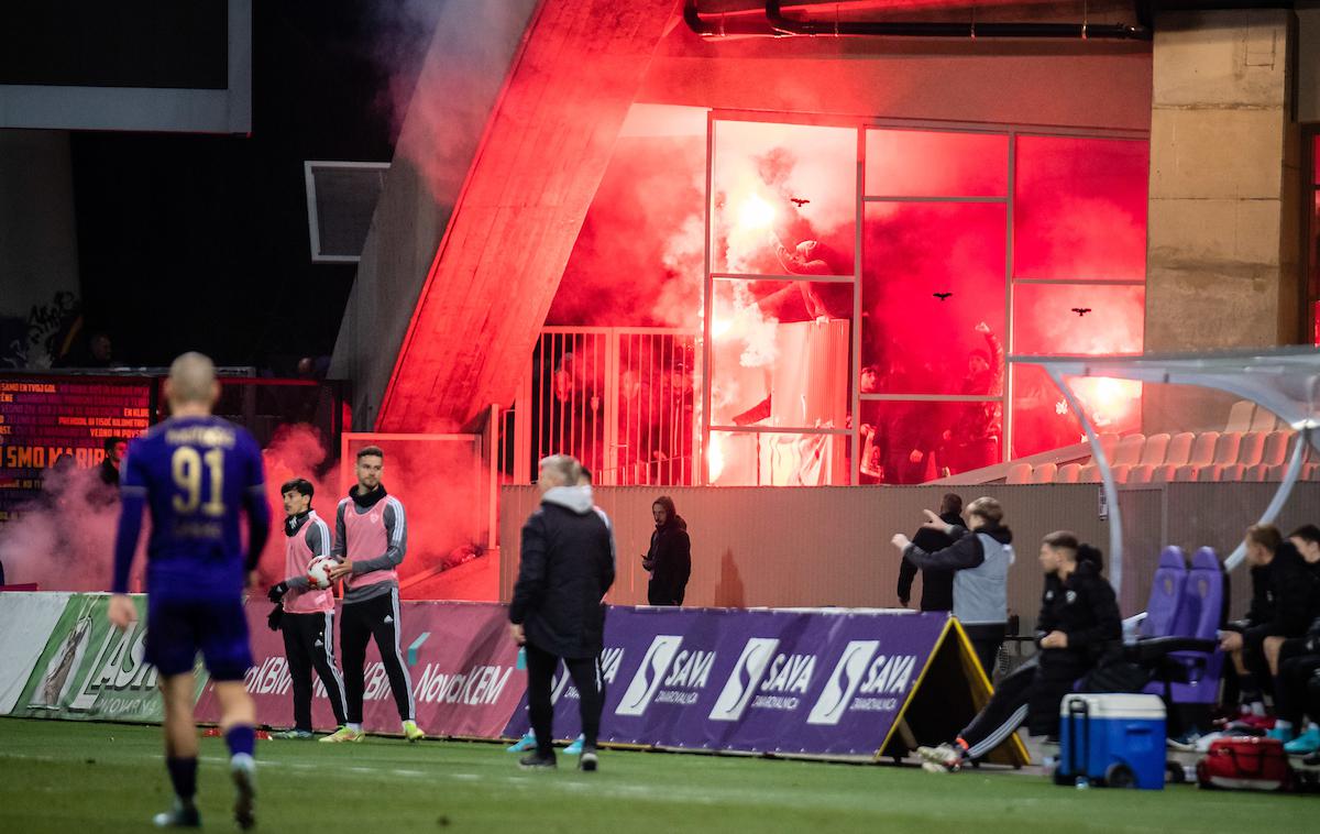 Maribor Mura | Čeprav je dvoboj v Ljudskem vrtu potekal pred praznimi tribunami, so navijači Maribora spodbujali ljubljence z druge strani stadiona. | Foto Blaž Weindorfer/Sportida