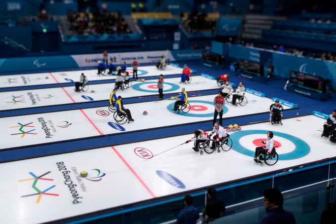 Na paraolimpijskem sporedu je tudi curling na invalidskih vozičkih. | Foto: Reuters