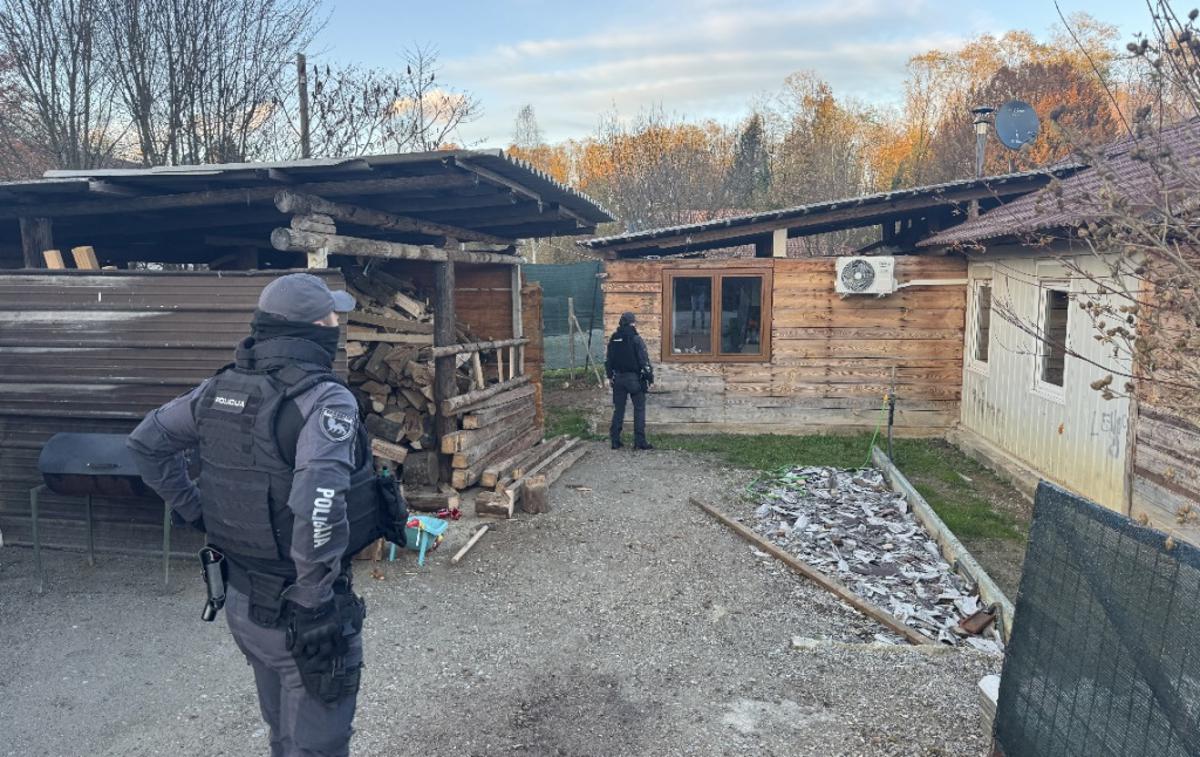 Novo mesto, policija, varnost | Pripadniki posebne enote so v enem izmed naselij v Novem mestu na podlagi odredbe sodišča opravili hišno preiskavo in kršitelju zasegli predelano plinsko pištolo, gumijevko in prepovedan pirotehnični izdelek. | Foto PU Novo mesto