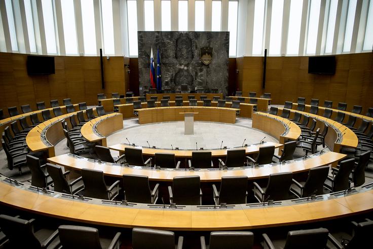 državni zbor parlament Prvotno je velika dvorana parlamenta štela 90 sedežev, sedaj jih ima 150. | Foto: Ana Kovač