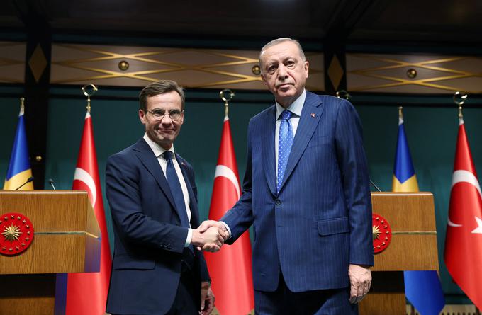 Če sta Turčija in Madžarska pripravljeni odpreti vrata Finski za vstop v Nato, pa je v težjem položaju Švedska. Na fotografiji: srečanje švedskega premierja Ulfa Kristerssona in Erdogana. Dejstvo pa je, da Erdogana 14. maja letos čakajo predsedniške volitve. Oviranje vstopa Švedske in Finske v Nato lahko tako vidimo tudi kot del Erdoganove predvolilne taktike, s katero se želi Turkom predstaviti kot močan državnik. | Foto: Reuters