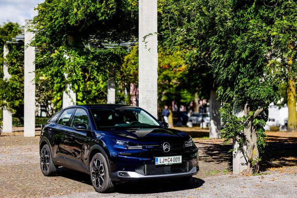 Ko hibrid postane logična izbira: novi Citroën C4 hibrid Business z bogato opremo in dostopno ceno