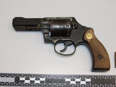 28-letniku med hišno preiskavo zasegli revolver, dovoljenja zanj ni imel