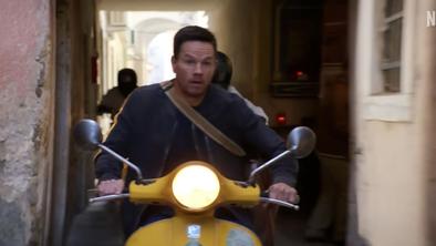 Prvi prizori Netflixovega filma, ki sta ga zvezdnika snemala v Piranu
