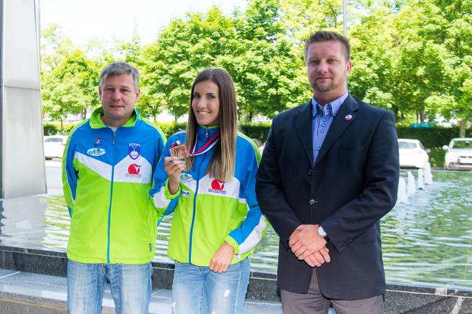 Tjaša Ristič je z odličjem razveselila selektorja Damirja Vrbaniča (levo) kot tudi predsednika KZS Boruta Strojina (desno). | Foto: Karate zveza Slovenije