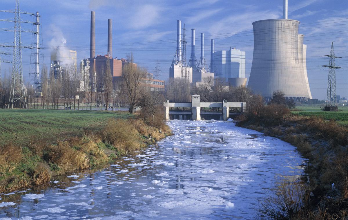 Energetika, energija | Pri izvajanju NEPN mora biti Slovenija po mnenju komisije pozorna na to, da bo pravočasno izvedla dodatne ukrepe za zmanjšanje izpustov v teh sektorjih, še posebej v prometu. Fotografija je simbolična.  | Foto Guliverimage