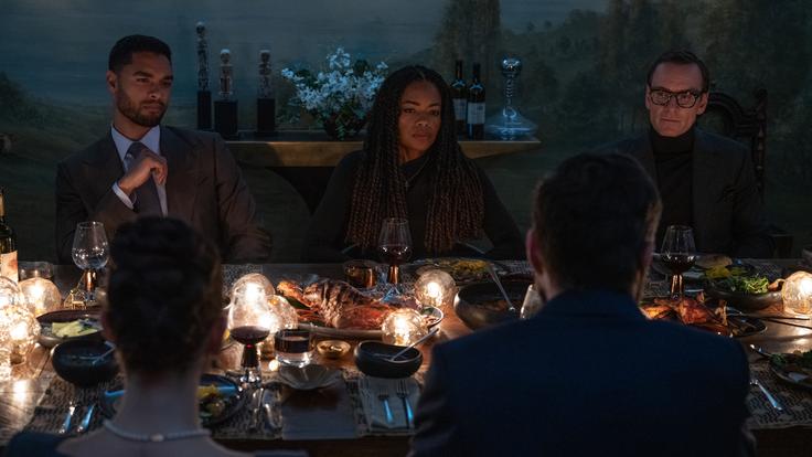 Večerja s prijatelji ob soju svetilk in okusnih odtenkih seruma resnice v curryju. | Foto: Karantanija Cinemas