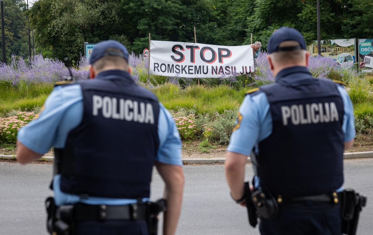 slovenska policija, policaj, policaja, romsko nasilje, rom | V sindikatu se tudi sprašujejo, če je res zgolj policija tista, ki ima učinek na ravnanje kršiteljev in storilcev kaznivih ravnanj. Menijo namreč, da bi "ob urejeni zakonodaji zelo pomembno vlogo morali odigrati številni drugi državni in lokalni organi". | Foto STA