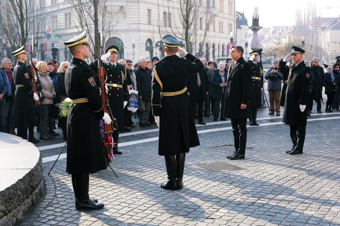 Predsednik republike Borut Pahor je ob današnjem državnem prazniku položil venec k Prešernovemu spomeniku v središču Ljubljane. | Foto: STA ,