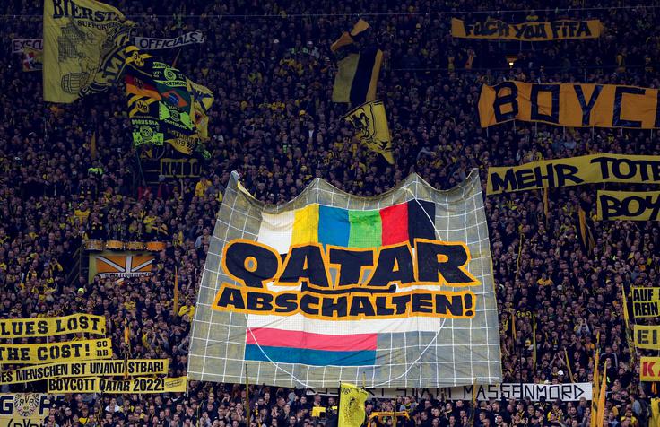 Navijači Borussie Dortmund so tako pozivali k bojkotu SP 2022 v Nemčiji. | Foto: Reuters