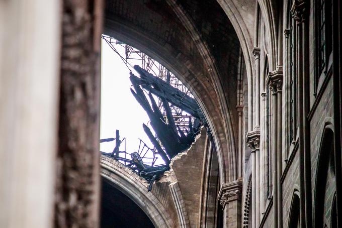 Ostrešje Notre-Dame je bilo v požaru popolnoma uničeno. | Foto: Reuters