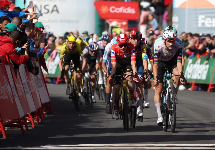 Jonas Vingegaard se spet poslavlja od rdeče majice. | Foto: Reuters