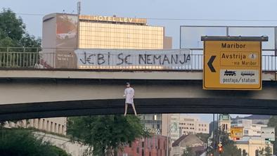Navijači Olimpije besnijo: na mostu neznanci obesili lutko in zapisali ... #foto