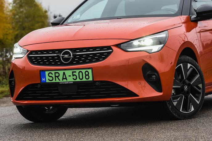 Opel e-corsa | Zelene registrske tablice za električne avtomobile in priključne hibride poznajo na Madžarskem. | Foto Gašper Pirman