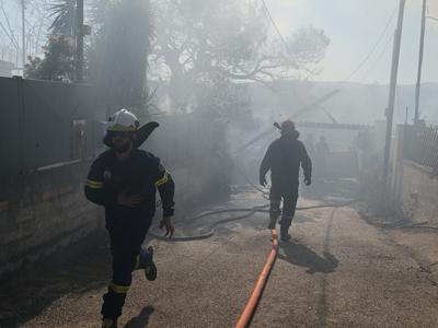 V požaru tovarne blizu Aten več poškodovanih, dve osebi sta v smrtni nevarnosti