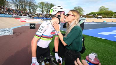 Pogačarja je pričakala v cilju: "Oboževalka za en dan"