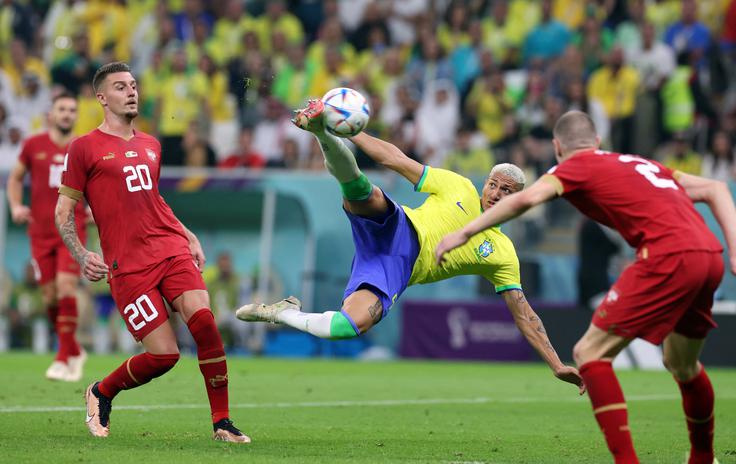 Brazilec Richarlison je s škarjicami na dvoboju s Srbijo poskrbel za enega najlepših zadetkov tekmovanja. | Foto: Reuters