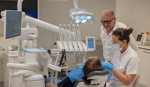 Brezzobost tiho ruši življenje – All-on-4 prinaša prelomno rešitev