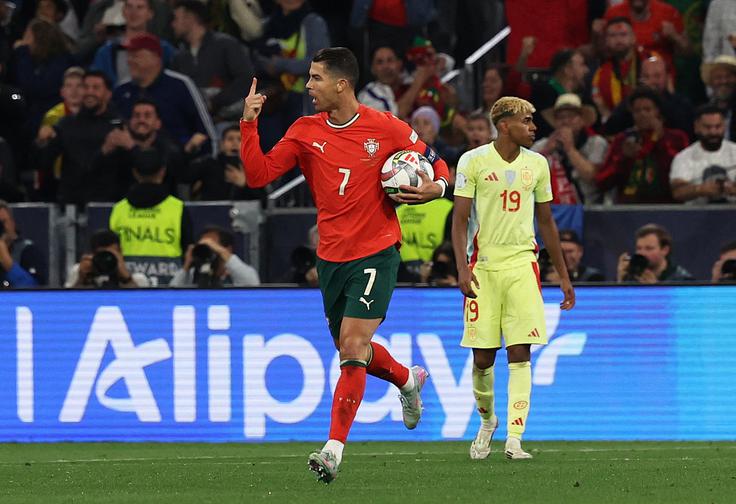 Veselje Cristiana Ronalda po izenačenju na 2:2 in razočaranje Lamina Yamala. | Foto: Reuters